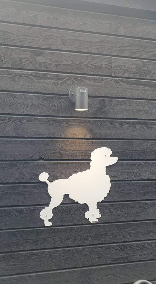 Pudelmotiv monterat på fasad