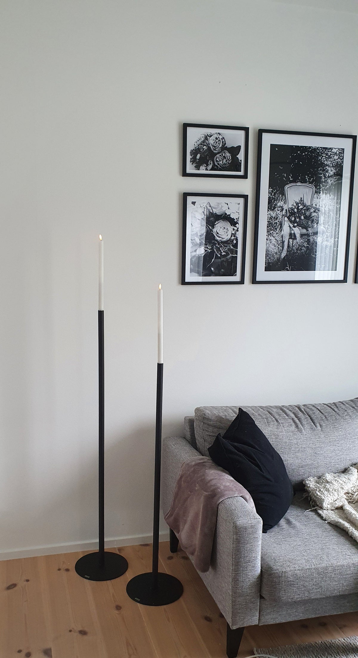 Golvljusstake i svart metall, industriell design, i vardagsrum