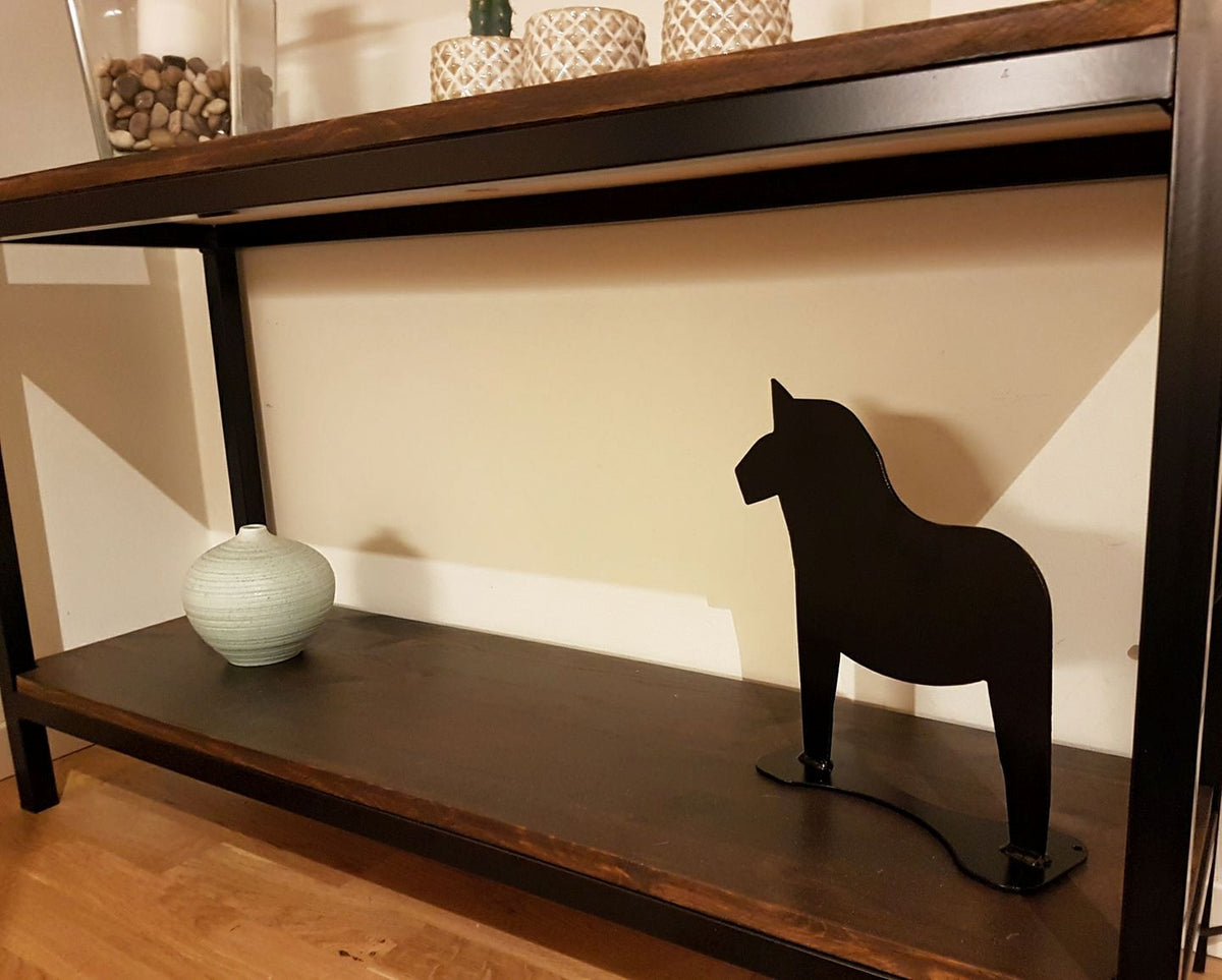 Stående dalahäst svart närbild