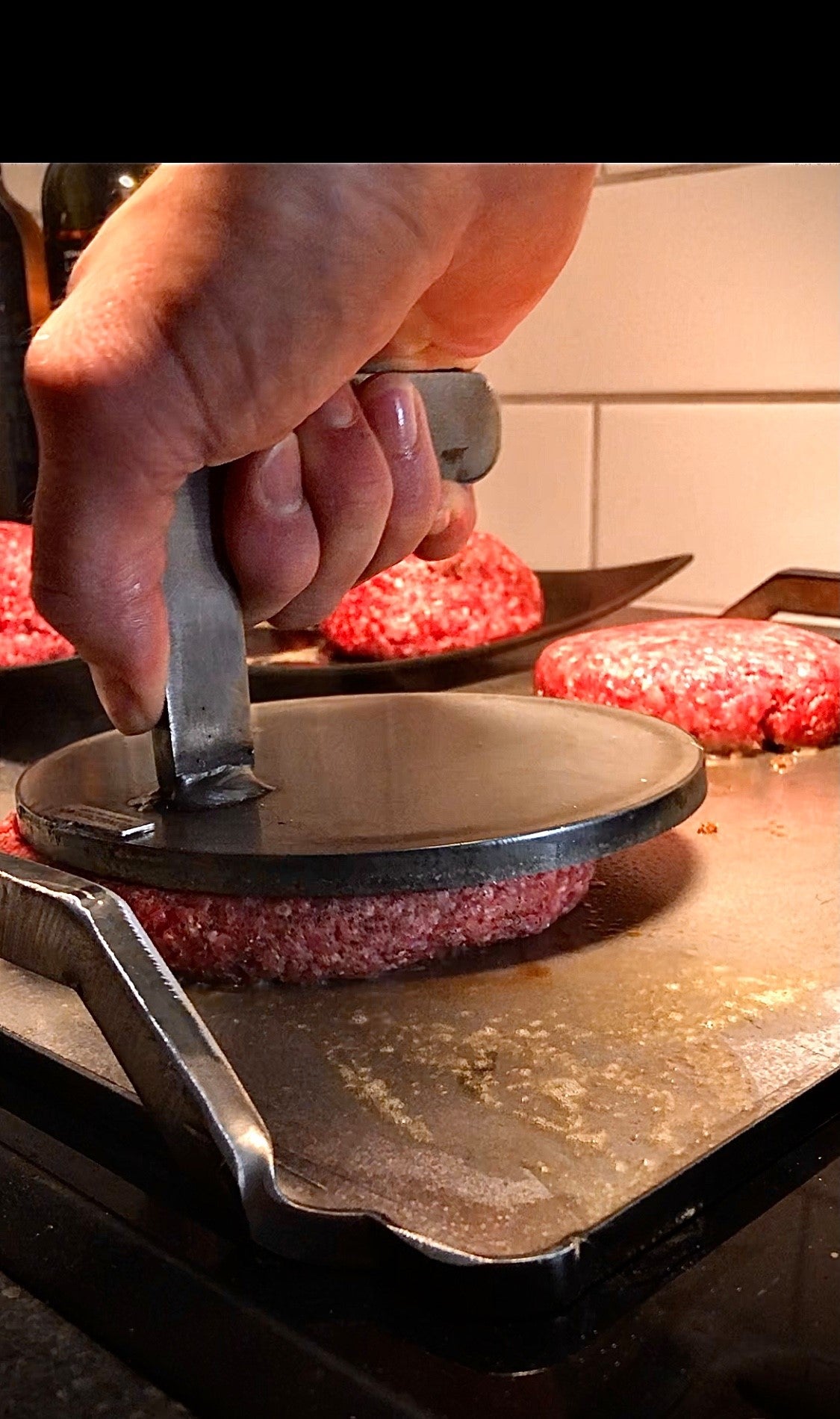 Smashjärn används på grill för smashburgare