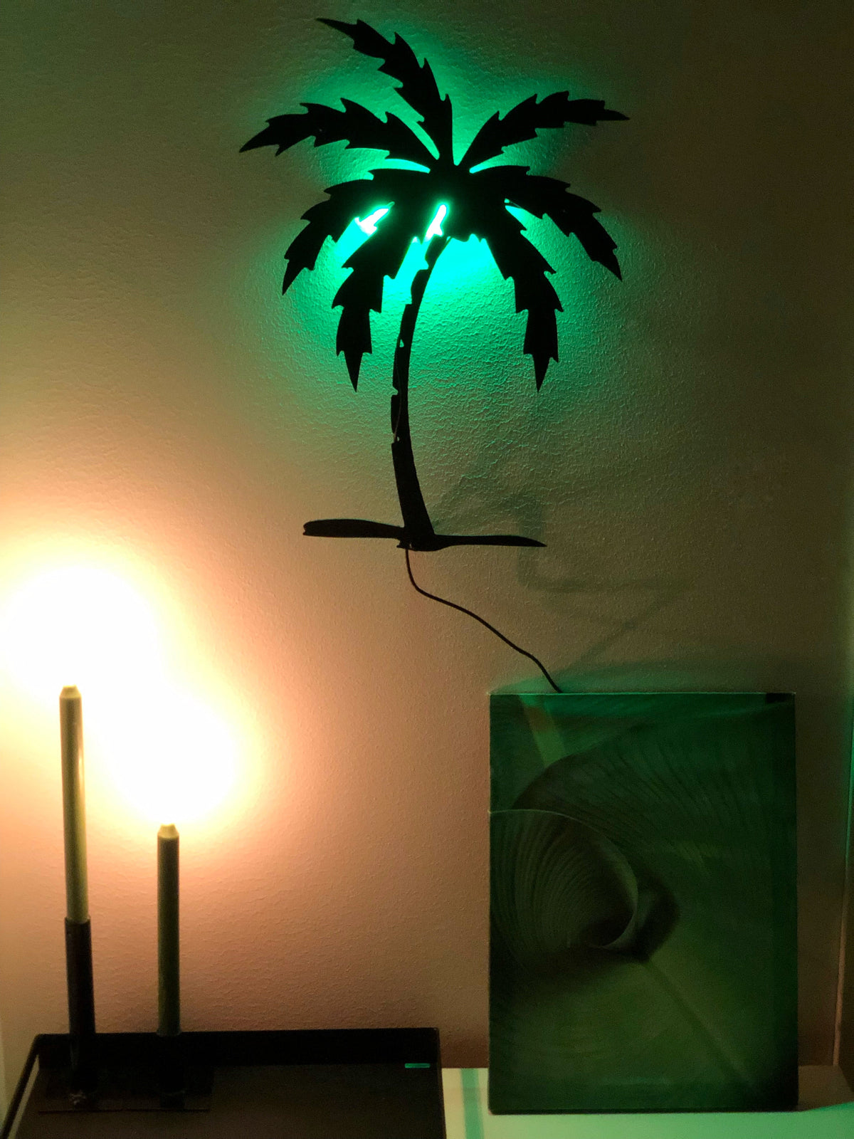 Palmmotiv väggdekoration närbild