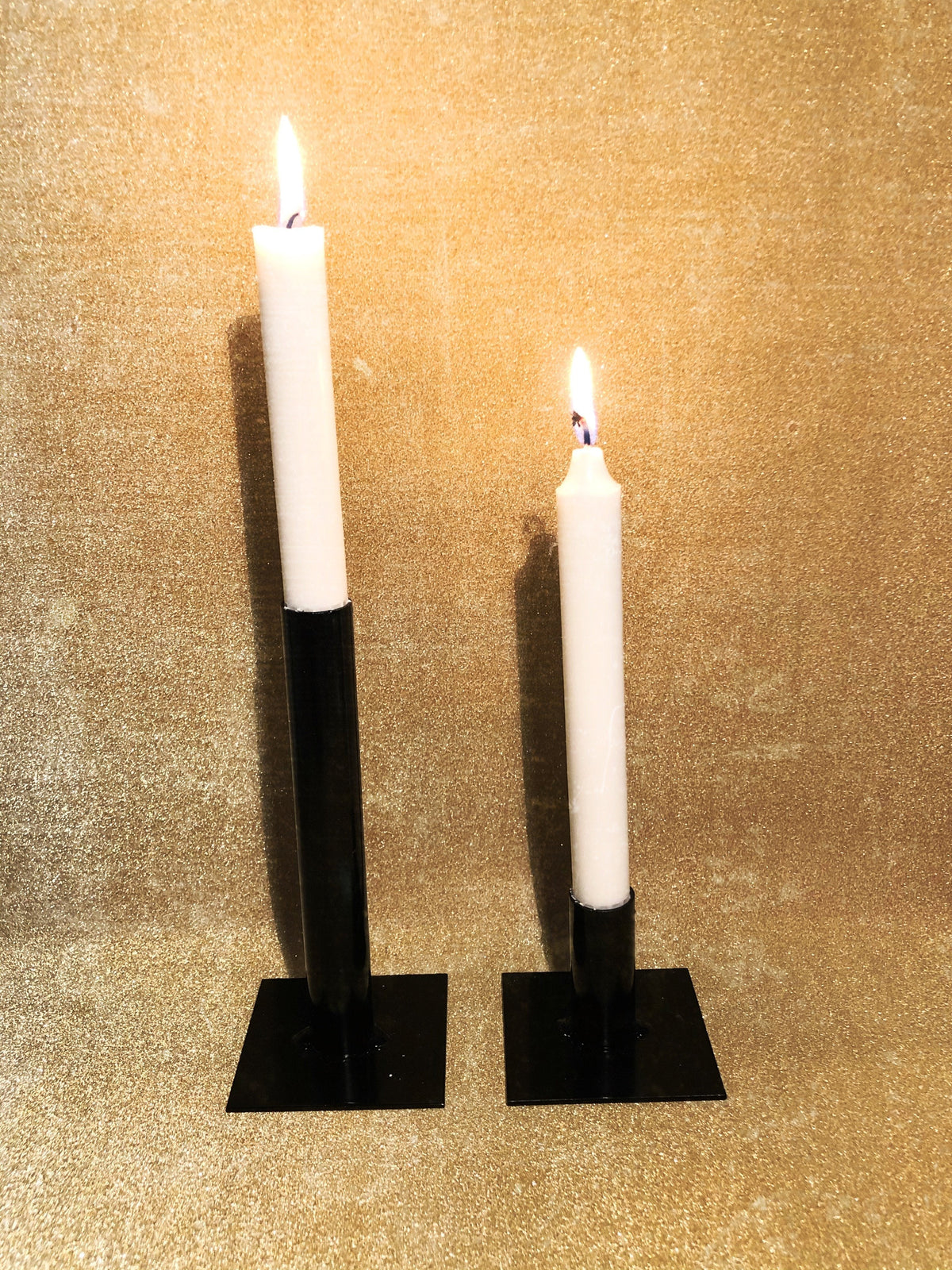 Svart metallljusstake styled i vardagsrum