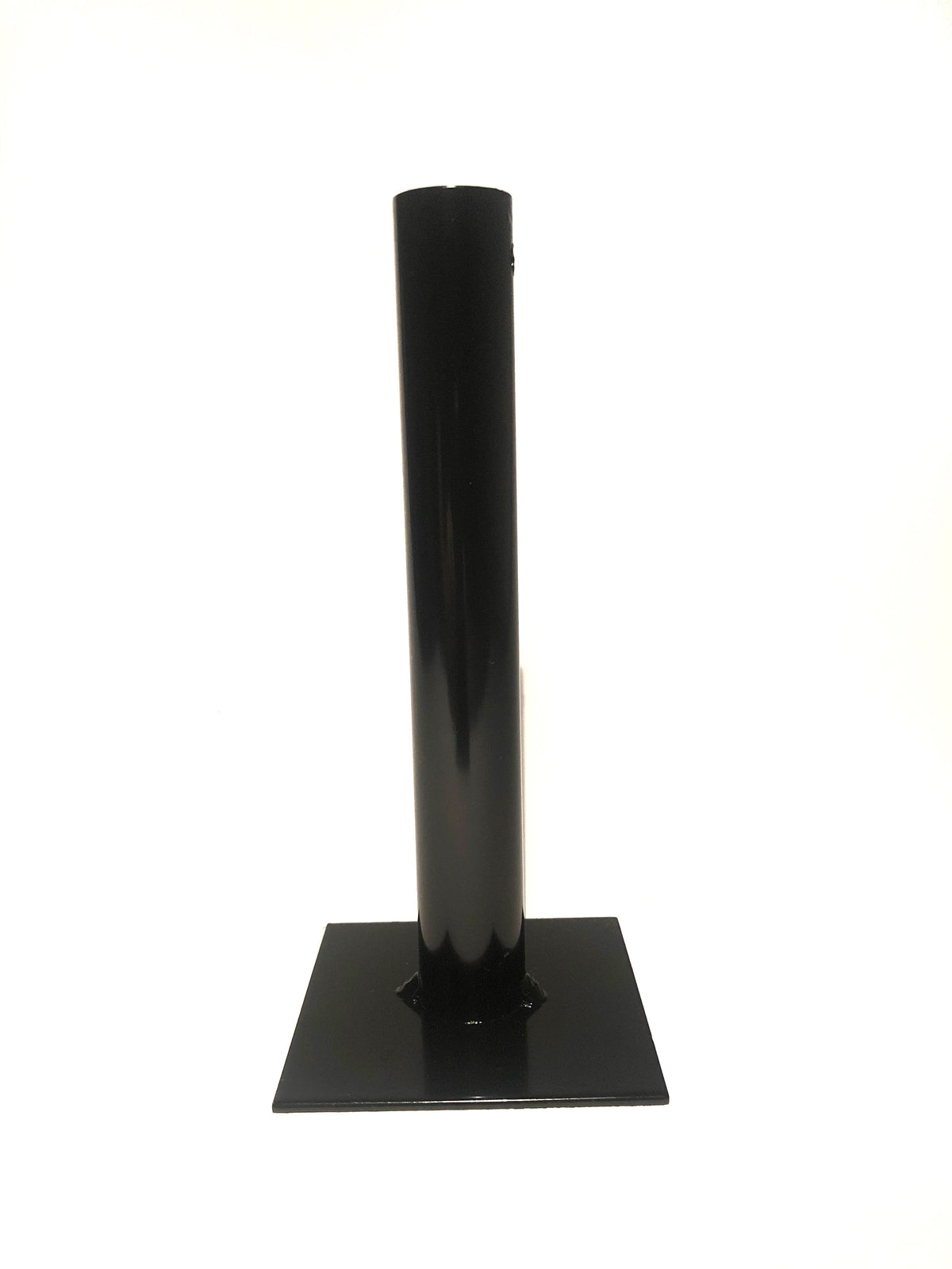 Stor ljusstake i svart metall, industriell design, på matbord