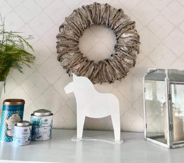 Stående dalahäst i plåt, vit, från Kungdesign