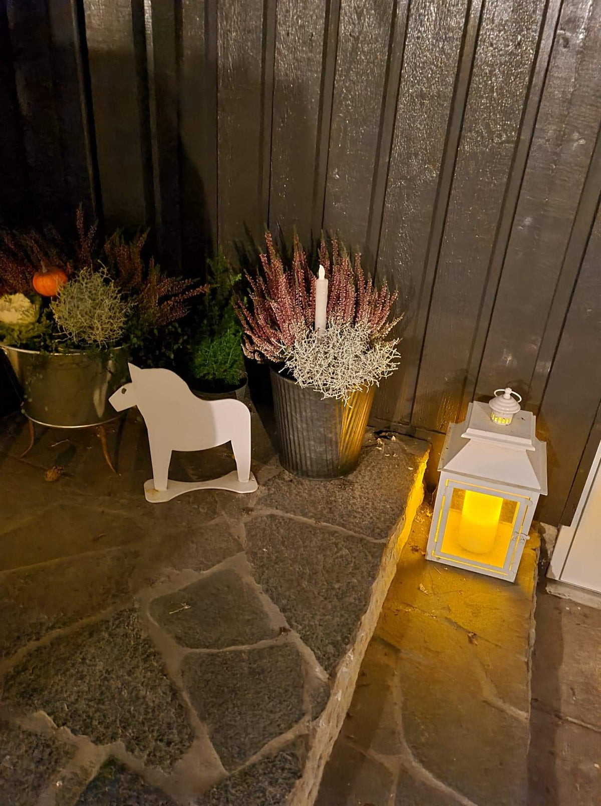 Stående dalahäst vit i hemmiljö